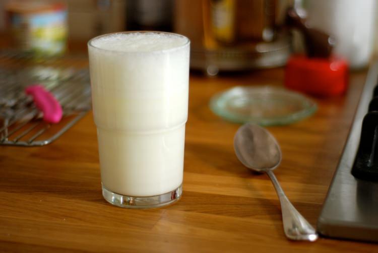 <p>Bu sıvıların başında da önemli protein kaynağı olan ve kalsiyumdan zengin süt ve ayran gelir.</p>
