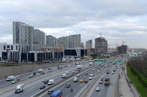 <p>Trafik sorununa alternatif yollar<br /><br />Mall of İstanbul projesinin inşaatında trafik sorununa da çözülmeye çalışılıyor. Torunlar GYO bölgedeki trafiği rahatlatmak amacıyla ilave yollar ve alt geçitler yapıyor. Şerit sayısını artırıran şirket metro bağlantı tünellerini de inşa edecek.</p>