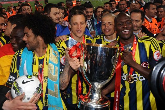 <p>Dağılan takımdan yeni bir takım yaratırken, genel kanının aksine saha içine de sıkı sıkıya sarıldı. Üst üste ikinci şampiyonluk son maçta yine Kadıköy'de kaçmıştı. Şampiyonluk kupasını ezeli rakibi Galatasaray'a verse de, sezon yine de kupayla tamamlandı.</p>