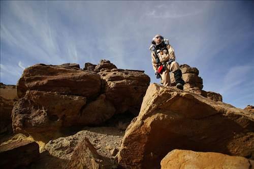 <p>8 yıllık eğitimin ardından 2022 Eylül’ünde yola çıkması planlanan Mars yolcuları, 7 aylık seyahatin sonunda hedeflerine ulaşacak. Hiçbirisi geri dönmeyecek.</p>