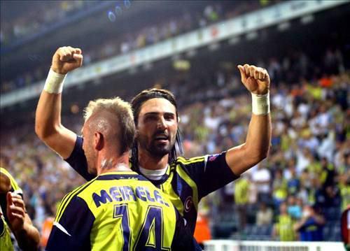 @zekienesakkan -- Futboldan zerre anlamayan biri olarak anladığım şu: Aykut Kocaman Alex'i pek sevmiyor.
