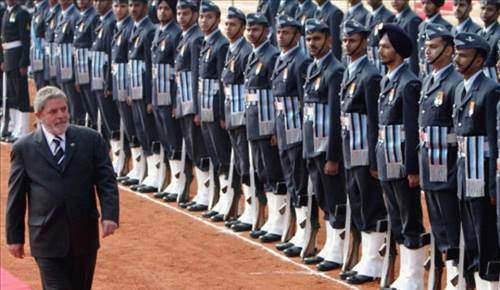 <p><strong>Hindistan Hava Kuvvetleri: 1.080 savaş uçağı </strong></p>
<p>1937'de kurulan Hindistan Hava Kuvvetleri, günümüzde 127 bin personel sayısıyla en büyük ve en modern hava kuvvetlerinden biri. Birçok modern savaş uçağına sahip Hindistan'ın en göze çarpan uçağı Rusya lisansı ile kendi ürettiği Sukhoi Su-30. Su-30, F-16'nın Rus versiyonu olarak biliniyor. </p>