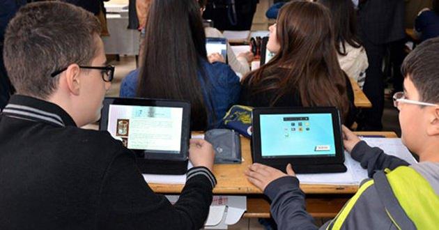 <p>Eğitimde 'tablet bilgisayar' çağı başladı; 163 bin tablet bilgisayar öğrencilere dağıtıldı, bu rakam 675 bine çıkarılacak. Nihai hedef, 10 milyon 600 bin öğrenci ve öğretmene ücretsiz tablet bilgisayar vermek.</p>