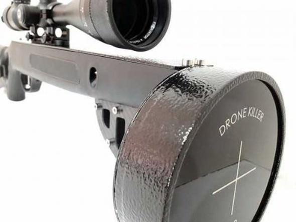<p>Ve askerin yanı sıra, ticari, hobi hatta terörizm maksatları ile Drone'ler uçuruluyor.</p>
<p> </p>