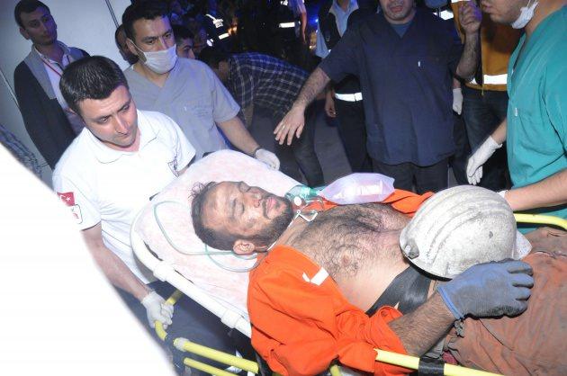 <p>Yakınlarından umutla haber bekleyen ve sinirleri gerilen işçi yakınlarından fenalaşanlar, bayılanlar oldu. Bunlara da sağlık görevlileri müdahale etti.</p>