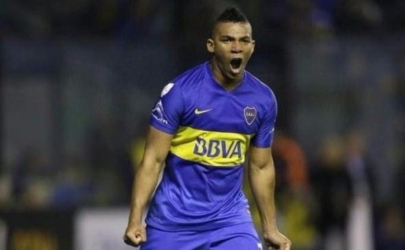 <p><strong>FRANK FABRA - BOCA JUNIORS</strong><br />
<br />
Boca Juniors'ta oynayan Kolombiyalı sol bek Frank Fabra'nın menajerinden Beşiktaş transfer açıklaması geldi. 25 yaşındaki sol bekin menajeri Beşiktaş'ın Fabra'ya olan ilgisini doğrularken, futbolcunun Boca'da kalmak istediğini söyledi. Fabra'nın menajeri, ''Frank kalmak istiyor. Büyük bir takımda oynadığının farkında ve önceliği paradan çok bu kulüp için oynamak.'' şeklinde konuşuruken, Fabra'nın şu an tatilde olduğu ve 5 Ocak'ta Boca Juniors'un kampına dahil olacağı ifade edildi. 10 kez Kolombiya Milli Takım formasını giyen Frank Fabra 1 kez de gol sevinci yaşadı. 1.73 boyundaki sol bek, Ocak 2016'ta Kolombiya'nın Independiente Medellin takımından Boca Juniors'a transfer olmuştu. Fabri, bu sezon Arjantin takımında 9 maçta forma giydi ve 1 gol attı.</p>

