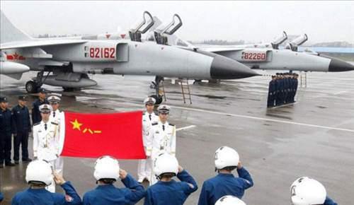 <p><strong>Çin Hava Kuvvetleri: 1500 savaş uçağı </strong></p>
<p>Dünyanın en kalabalık ülkesi Çin, 320 bin personel sayısıyla devasa bir hava gücüne sahip. Envanterinde kendi ürettiği uçakları bulunduran Çin Halk Cumhuriyeti Hava Kuvvetleri (PLAAF), Shenyang J-11 gibi avcı uçağıyla göz dolduruyor. Ayrıca Çin yapımı radara yakalanmayan ilk savaş uçağı olan J-20'nin ise deneme uçuşları sürüyor. </p>