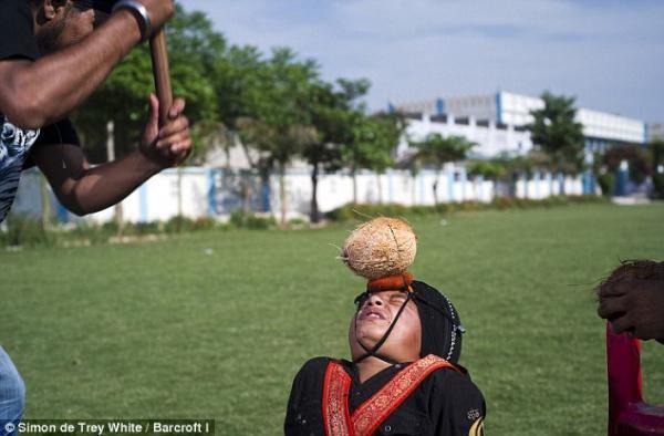 Hindistan'da 10 yaşındaki Manpreet Singh'in kafasında hindistan cevizi kırılıyor, bana mısın demiyor. Singh, d&uuml;nyada 10 yaşındaki en dayanıklı &ccedil;ocuk.