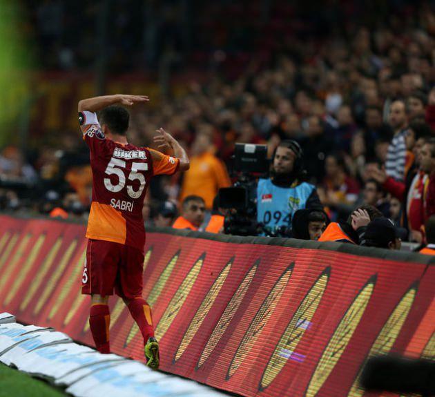 <p><br />Ulan sabri sende yabancı kontenjanından oynamalısın senin kadar futbola yabancı birini g&ouml;rmedim...)</p>