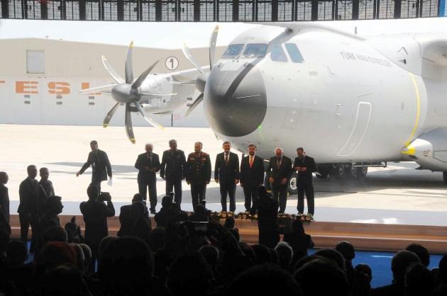 <p>Cumhurbaşkanı Abdullah Gül, Kayseri'de Türkiye'nin ilk stratejik amaçlı A400M uçağının Türk Hava Kuvvetleri'ne teslim törenine katıldı.</p>
