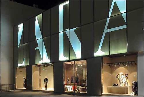 1991'te Massimo Dutti markasını satın alan Inditex bu markayla 2004'te Türkiye'ye girdi. Türk tüketicilerin yakından tanıdığı Bershka da dahil olmak üzere 8 marka ile 2012'de 21 milyon dolar ciro elde eden dünyanın en büyük hazır giyim perakende firmasından biri oldu.