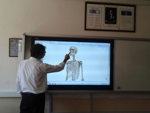 <p>Meslek liseleri hariç tüm liselerdeki sınıflara 85 bin etkileşimli tahta yerleştirildi. 18 ay içinde 350 bin etkileşimli tahta daha sınıflarda olacak.</p>