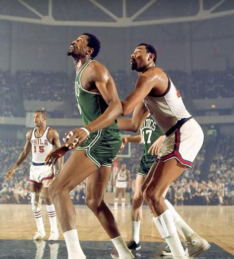 BILL RUSSELL VE WILT CHAMBERLAIN 5 Nisan 1968 NBA'in iki devi, Boston Celtics ile Philadelphia 76ers'ın karşı karşıya geldiği maçta pota altında ribaund kovalarken böyle görüntülenmişti.