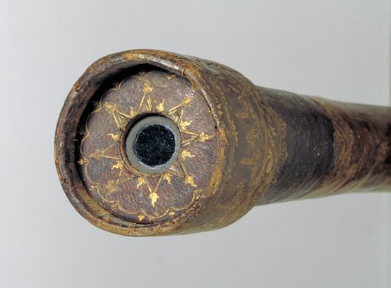 Mercekli teleskopların atası olarak kabul edilen ve ilk olarak 1608 yılında Hollandalı bir gözlük yapımcısı olan Lippershey tarafından tesadüfen bulunan teleskobu geliştirerek, ilk astronomi gözlemleri için kullanan ve bilim dünyasının hizmetine sunan Galileo'nun teleskobu, uzun bir tüp içine yerleştirilen aynı odağa sahip iki mercekten oluşuyordu.