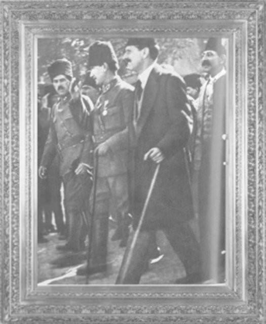 Gazi Mustafa Kemal Paşa, Büyük Taarruz hazırlıklarının yapıldığı günlerde İçişleri Bakanı Adnan Adıvar ve Savunma Bakanı Kazım Özalp Paşa ile 