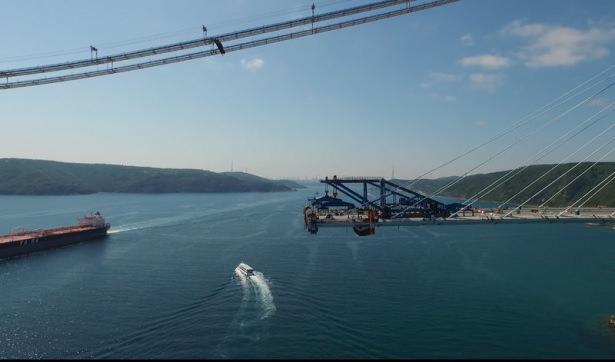 <p>Şu anda iki yakanın otoyol ve tren yoluyla birleşmesine 648 metre kaldığı belirtildi.</p>