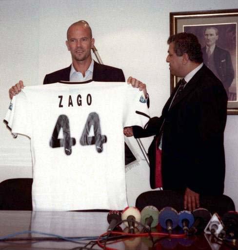 <p><strong>Antonio Carlos Zago</strong></p>

<p> </p>

<p> </p>

<p>100. yıl şampiyonluğunda büyük payı olan ve siyah beyazlı takımın son yıllarda Güney Amerika'dan yaptığı transferlerde aktif rol oynayan Zago, Avrupa'ya dönüşünde Zdenek Zeman ve Mircea Lucescu gibi tecrübeli teknik adamlarla çalışmıştı.</p>

<p> </p>

<p> </p>
