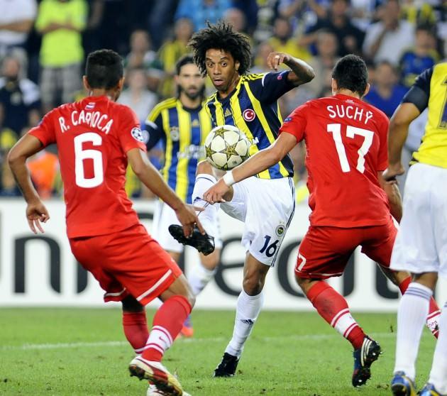<p>Başkan Aziz Yıldırım'ın da cezaevinden çıkmasıyla yeni sezona yeni transferlerle, yeni başarılara imza atmak için çıktı Fenerbahçe. Ancak ilk sezonunda olduğu gibi 2012-2013'e de Avrupa Kupaları'ndaki hüsranla başladı. Spartak Moskova'ye elenilerek kaçan Şampiyonlar Ligi bileti, lige de yansıdı. Üst üste alınan kötü sonuçlar sonrası ilk kriz patlak verdi.</p>
