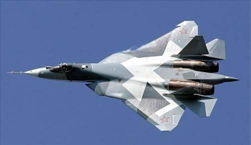 <p><strong>Rus Hava Kuvvetleri: 1900 savaş uçak </strong></p>
<p>6000'den fazla uçak ile tarih boyunca en büyük savaş uçağı filosuna sahip Sovyetler Birliği oldu. 1991'de Sovyetler dağılınca, ardılı olan Rusya ekonomik problemler nedeniyle çoğu uçağı emekliye ayırdı. Fakat son yıllarda ürettiği son teknoloji uçaklar ile Rusya, hava kuvvetlerini modernize etti. 2010 yılında ilk uçuşu yapılan radara yakalanmama özelliğine sahip Sukhoi PAK FA, ABD Hava Kuvvetleri'ndeki F-22 ve F-35'lerin tek rakibi olarak gösteriliyor. </p>