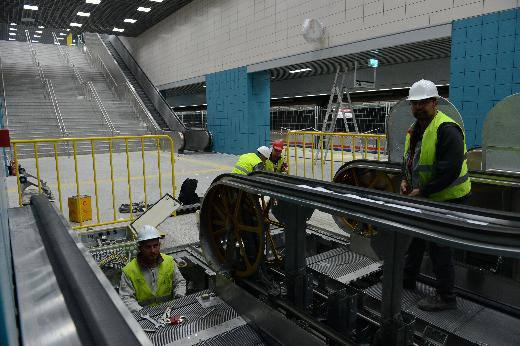 <p>Projenin handikapları neler?</p>
<p>Üsküdar-Sarayburnu arasındaki batırma tüp tünelin, bir depremde sıvılaşarak milenyumun tünel faciasına neden olabilecek nitelikte çürük çamur tabakaları içine oturtulmasının, endişe verici olduğu belirtiliyor. Dünyanın en yoğun zamanlı gemi geçişine ev sahipliği yapan, saatte 11 kilometre hıza ulaşan akıntı hızı, Kuzey Anadolu Fay Hattı'na 16 kilometre mesafede olması ve önümüzdeki 30 yıl içinde 7.5 ve yukarı şiddette deprem olma olasılığının yüzde 65 olması da dile getirilen diğer kaygılar.</p>