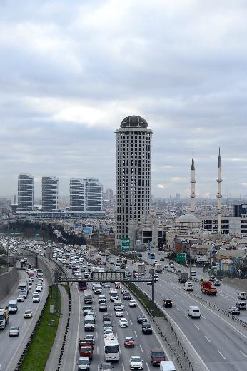 <p>Günde 100 bin aracın kullanılması beklenen yol için Torunlar GYO 50 milyon liralık yatırıma soyundu. Batışehir projesinde yaşayanlar ve bölge sakinleri için yol çalışmaları yaptıklarını söyleyen EgeYapı Yönetim Kurulu Başkanı İnanç Kabadayı, "Projeden TEM'e direk giriş ve çıkış yollarını üstlendik. Ayrıca metroya çıkan ek bir yol daha yapacağız. Projede gerilim hatlarını yol altına almak için 25 milyon, yol çalışmaları için 13 milyon lira yatırım yaptık. Öte yandan projenin arkasında 3. köprüye bağlantı yolu da olacak" dedi.</p>