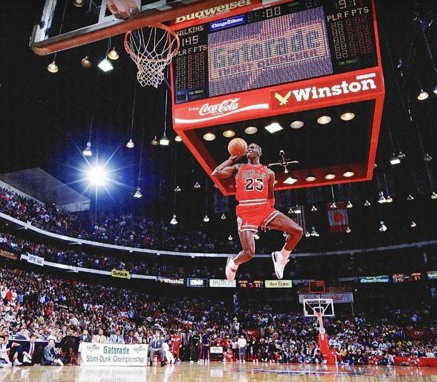 MICHAEL JORDAN 6 Şubat 1988 NBA efsanesi Michael Jordan, fotoğraftaki smacıyla 1988 All Star Smaç Yarışması'nı kazanmıştı.