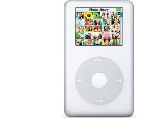 <p><strong>iPod Photo</strong><br />
2004'de video gösterebilen bir iPod'a talep artmıştı. Apple ise bu talebe 220x176 gibi düşük çözünürlükte video oynatan, 500 dolarlık bir cihazla cevap verdi.</p>
