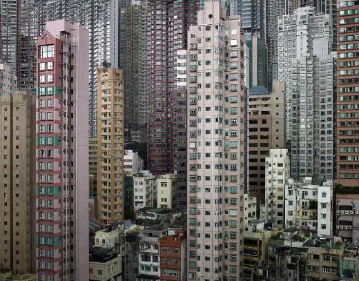 Hong Kong İngiltere sömürgesi olduğu günlerden beri önemli bir uluslararası ticaret noktası. 20’nci yüzyılda mülteci akınıyla nüfus patlaması yaşanan ülkede, güçlü bir hizmet ekonomisi kuruldu.