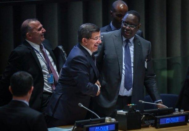 <p>Başbakan Ahmet Davutoğlu, BM Genel Kurulu Genel Görüşmeleri'ne katılmak üzere bulunduğu New York'ta, Senegal Cumhurbaşkanı Macky Sall ile görüştü.</p>
<p> </p>