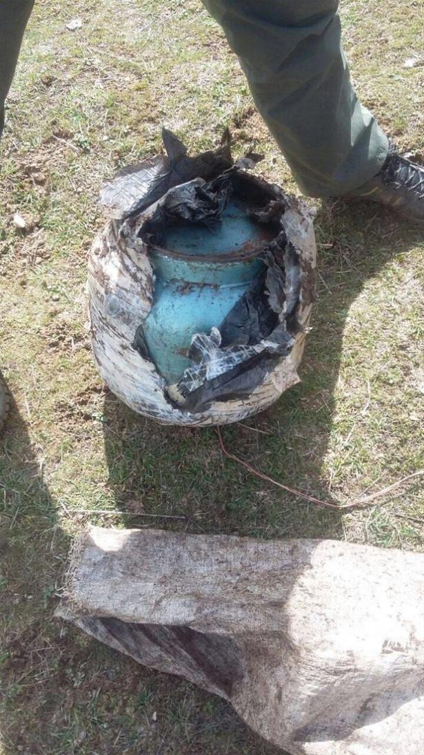 <p>Bölgede sürdürülen operasyonun devamında, PKK’lı teröristler tarafından kullanılan birçok sığınakta çivi ve farklı malzemeler yerleştirilerek güçlendirilmiş 3 büyük ve 2 küçük tüple hazırlanmış el yapımı patlayıcılar, 1450 metre kablo, örgüt kıyafetleri, ayakkabı, battaniye gibi birçok malzeme ele geçirdi.</p>
<p> </p>