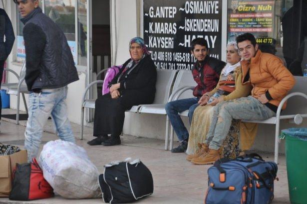 <p>Cizre'de vatandaşların ilçeden çıkışını engellemek için PKK'lı teröristler, Nusaybin ve İdil caddelerinde durdurdukları araçların kontak anahtarlarına el koyarak, yolları ulaşıma kapattı.</p>
<p> </p>