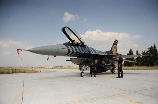 <p>Kuyruktaki Anadolu kartalları, Anadolu'nun bağrında yetişen kartaldır. Onu da değerli kılmak anlamında altın rengine boyanmıştır. Sol kanat üzerinde bir kartalımız var, her zaman görünmüyor. Ters ışıkta görünüyor.</p>
<p> </p>