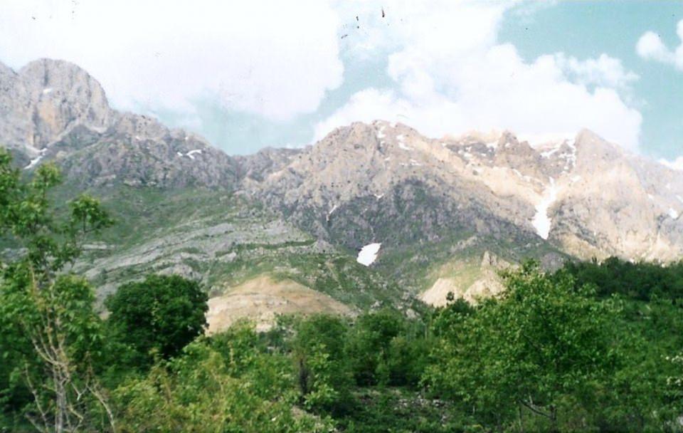 <p>Hakkari'nin Yüksekova ilçesi Dağlıca bölgesindeki hain saldırı bu bölgede oldu<strong><span style="color:#FFD700">. İşte bugüne kadar yüzlerce şehit verdğimiz Yüksekova ilçesinin Dağlıca bölgesinden görüntüler...</span></strong></p>