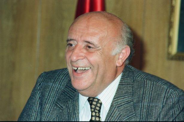 <p><strong>İbrahim Tatlıses</strong><br />
Sevgili BABA'mızı kaybettik Türkiye'nin başı sağolsun... Süleyman DEMİREL nasıl biriydi? O haliyle vurulduğumda hemen hemen hastaneye ilk gelenlerden biriydi, o BABA'ydı, İbo Show seyreder gece bana telefon açıp tebrik ederdi, tabiki her zaman değil; fırsat bulunca.!!! ALLAH'ın Rahmeti üzerine olsun.!!! Başımız sağolsun... O sadece Başbakan ya da Cumhurbaşkanı değil, Türkiye'nin LEZZETİYDİ...</p>
