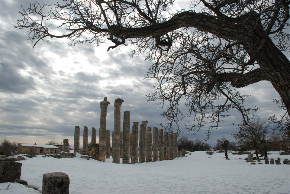 <p><strong>Uzuncaburç Antik Kenti</strong></p>

<p>Helenistik çağda Olba (Ura) Krallığı'nın ibadet yeri olan Uzuncaburç, Roma döneminde, milattan sonra 72 yılında İmparator Vespasianus zamanında Olba'dan ayrılarak Diocaesarea adıyla özerk, kendi adına para basabilen yeni bir site durumuna getirildi.</p>

