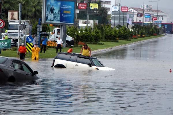 <p>İstanbul Anadolu yakasında &ouml;ğlen saatlerinde etkili olan sağanak yağış TEM otoyolu ve D-100 Karayolu'nda s&uuml;r&uuml;c&uuml;lere zor anlar yaşattı</p>
