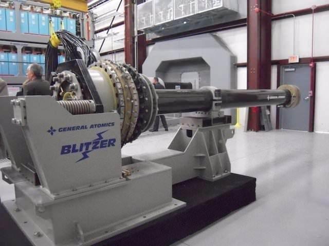 <p><strong>ELEKTROMANYETİK RAILGUN SİLAHI</strong></p>

<p>Barutsuz elektromanyetik raylı sistemli bu silah, Amerika tarafından Virginia eyaletinde test edildi.</p>
