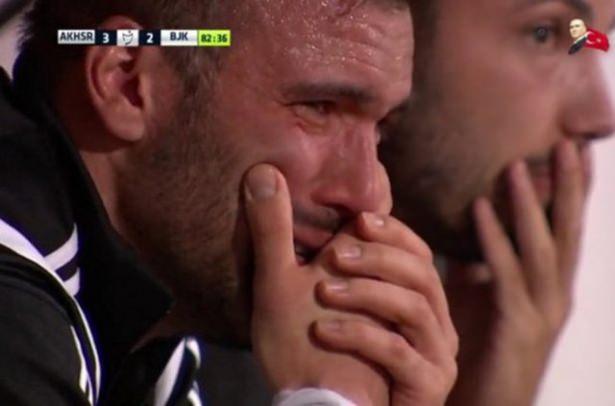 <p>Beşiktaş'ın Akhisar ile 3-3 berabere kaldığı maçta Serdar Kurtuluş'un görüntüsü dikkat çekti.</p>