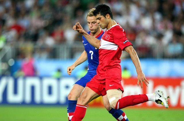 <p>"Cam adam" lakabı takılan yıldız futbolcu, geçtiğimiz Kasım ayında futbolu bırakarak İngilizce öğrenmeye ve antrenörlük kurslarına gitmeye başladı.</p>

<p> </p>
