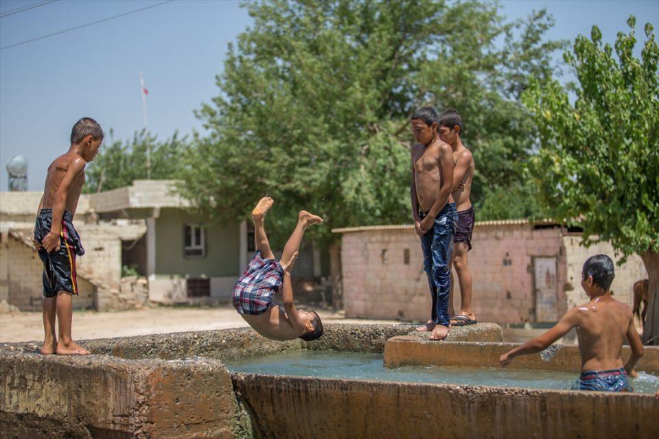 <p>Türkiye'nin en sıcak şehirlerinden biri olan Şanlıurfa'da, hissedilen hava sıcaklığının 40 dereceye yaklaşmasıyla birlikte çocuklar, sulama kanallarına girerek serinlemeye çalıştı. </p>
