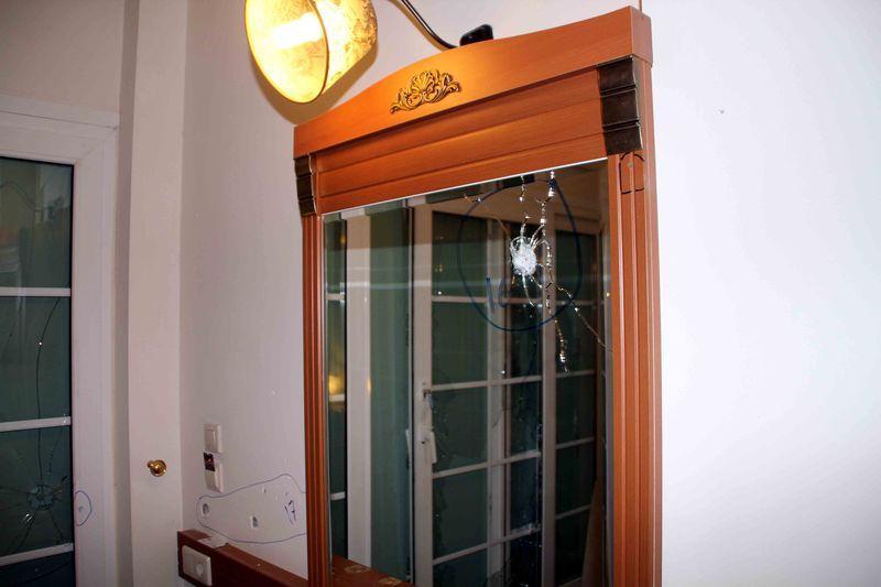 <p>Gelen darbeci askerlerle onlara karşı koyan Cumhurbaşkanlığı korumaları ve Marmaris İlçe Emniyet Müdürlüğü ekipleri arasında çatışma çıkmış, burada 2 polis şehit olurken, darbeci askerler kaçmıştı.</p>