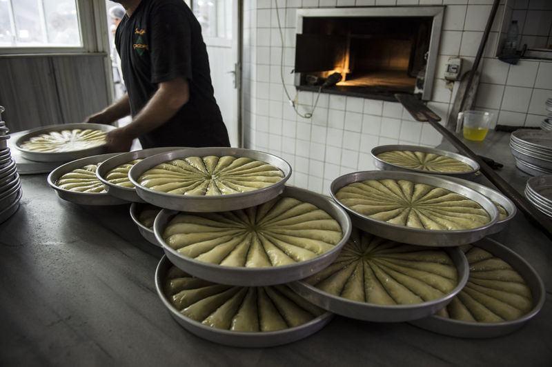 <p>Şerbeti eklenen baklava tepsileri, satış öncesinde bir süre dinlendiriliiyor.</p>
