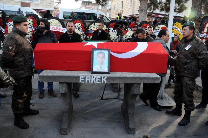 <p>Şehit olan diğer polis memuru Nuri Yazanel ise Kayseri'de toprağa verildi. Şehit için Hunat Cami'nde tören düzenlendi.</p>