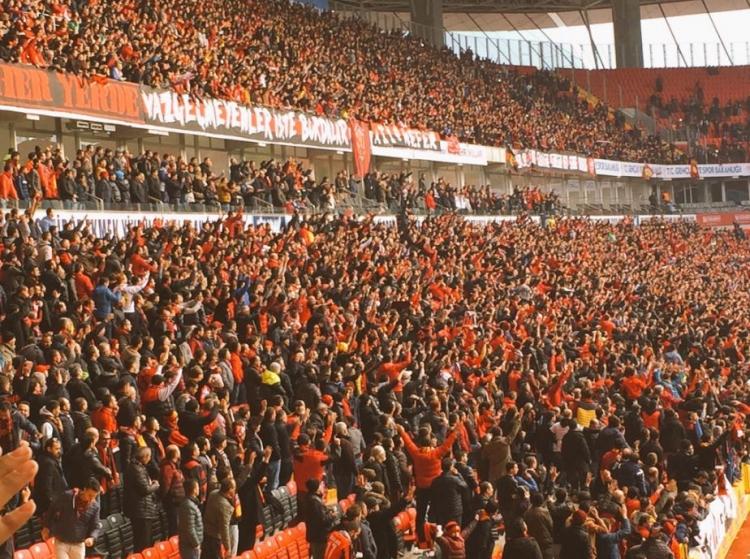 <p>Geçen sezon Süper Lig'de yaşananlardan dolayı ceza alarak bu sezon takımlarını yalnız bırakmak isteyen taraftarlar, Yeni Malatyaspor karşılaşması ile tribünlerdeki yerlerini aldı..</p>
