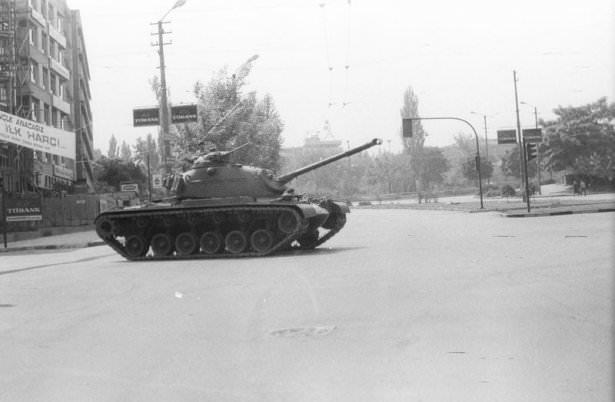 <p> 12 Eylül 1980 sabahı sokağa çıkma yasağı ilan edildi. </p>