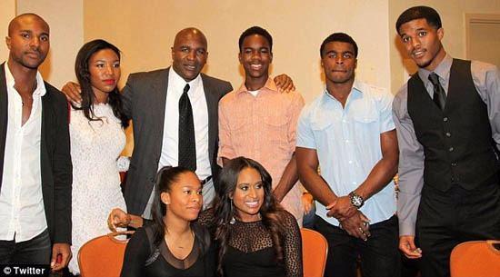 <p>26 yıllık kariyerinde 4 ağır siklet boks şampiyonluğu unvanı bulunan tek sporcu olan Holyfield, kazandığı 230 milyon doları hem hoyratça harcamalar, hem de ayrıldığı eşlerine verdiği nafakalarla bitirmiş.</p>