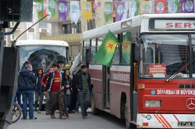 <p>DİYARBAKIR - MERKEZ</p>

<p>HDP organizesinde düzenlenen Fidan Dikimi Etkinliği’ nde belediyeye ait otobüsler içerisinde örgütsel slogan atılarak terör örgütünü simgeleyen bez parçaları açılmıştı.</p>
