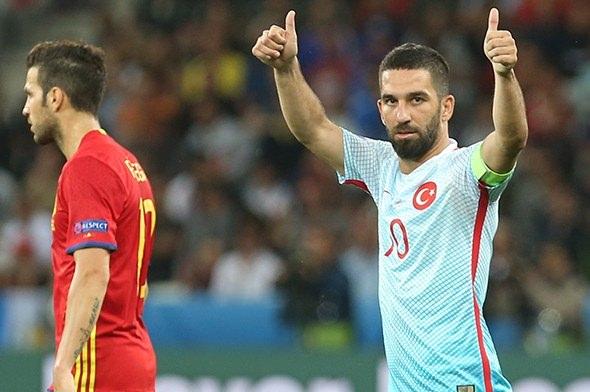 <p>Avrupa Şampiyonası'ndaki performansı nedeniyle ağır eleştirilere uğrayan ve İspanya maçında Türk taraftarların protestolarına hedef olan Arda Turan'a, futbol camiasından destek yağıyor. </p>

