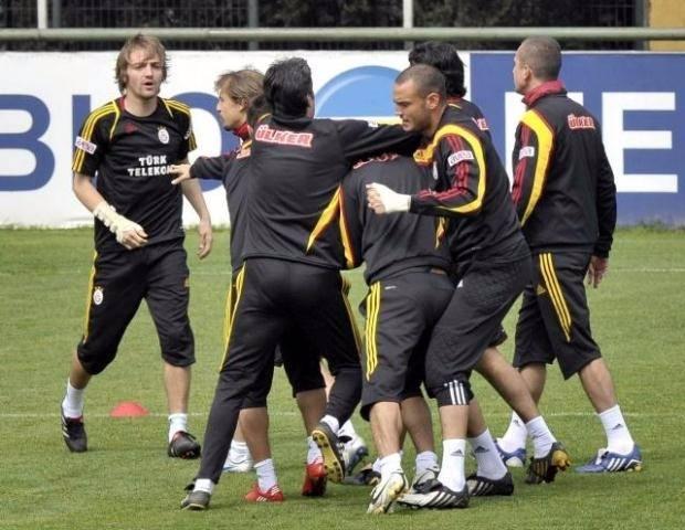 <p>Arda Turan, Caner Erkin'in dudağını patlattı</p>