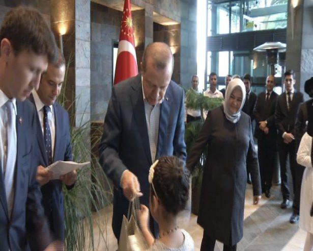 <p><span style="color:#D3D3D3">Erdoğan, bayram sevincini kendileriyle paylaştığı küçük konuklarına, "Öğrenim hayatlarındaki gelişmelerden gelecekte de haberdar olmaktan mutluluk duyacağını" söyledi.</span><br />
<br />
<a href="http://video.haber7.com/video-galeri/59939-erdogan-cocuklarla-bayramlasti"><span style="color:rgb(255, 255, 0)">HABERİN VİDEOSUNU İZLEMEK İÇİN TIKLAYINIZ...</span></a></p>